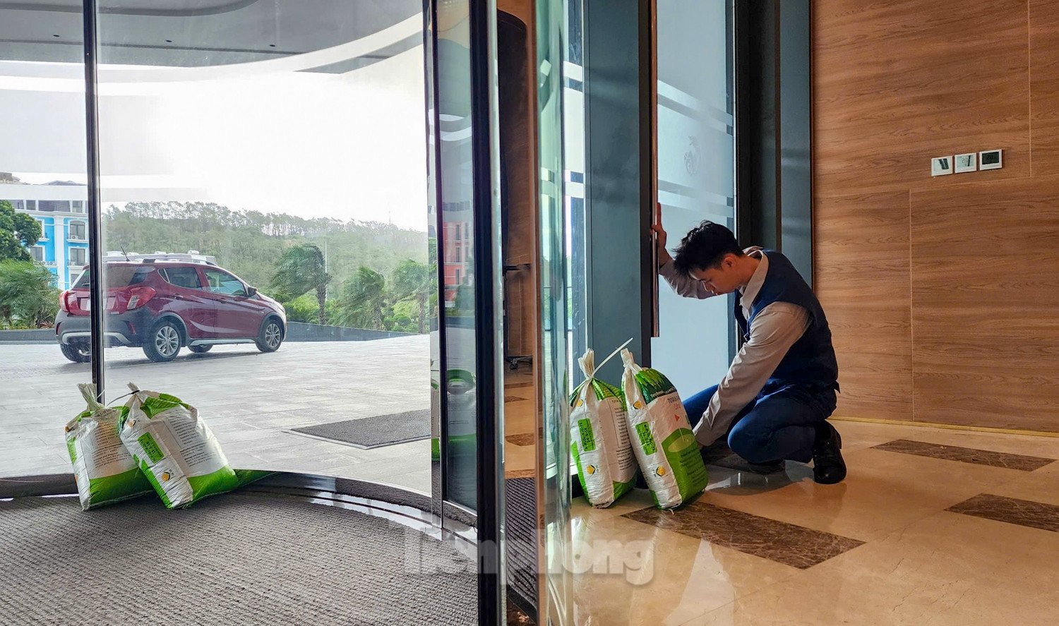 Phớt lờ cảnh báo, nhiều người về biển Đồ Sơn check-in đón bão - 9