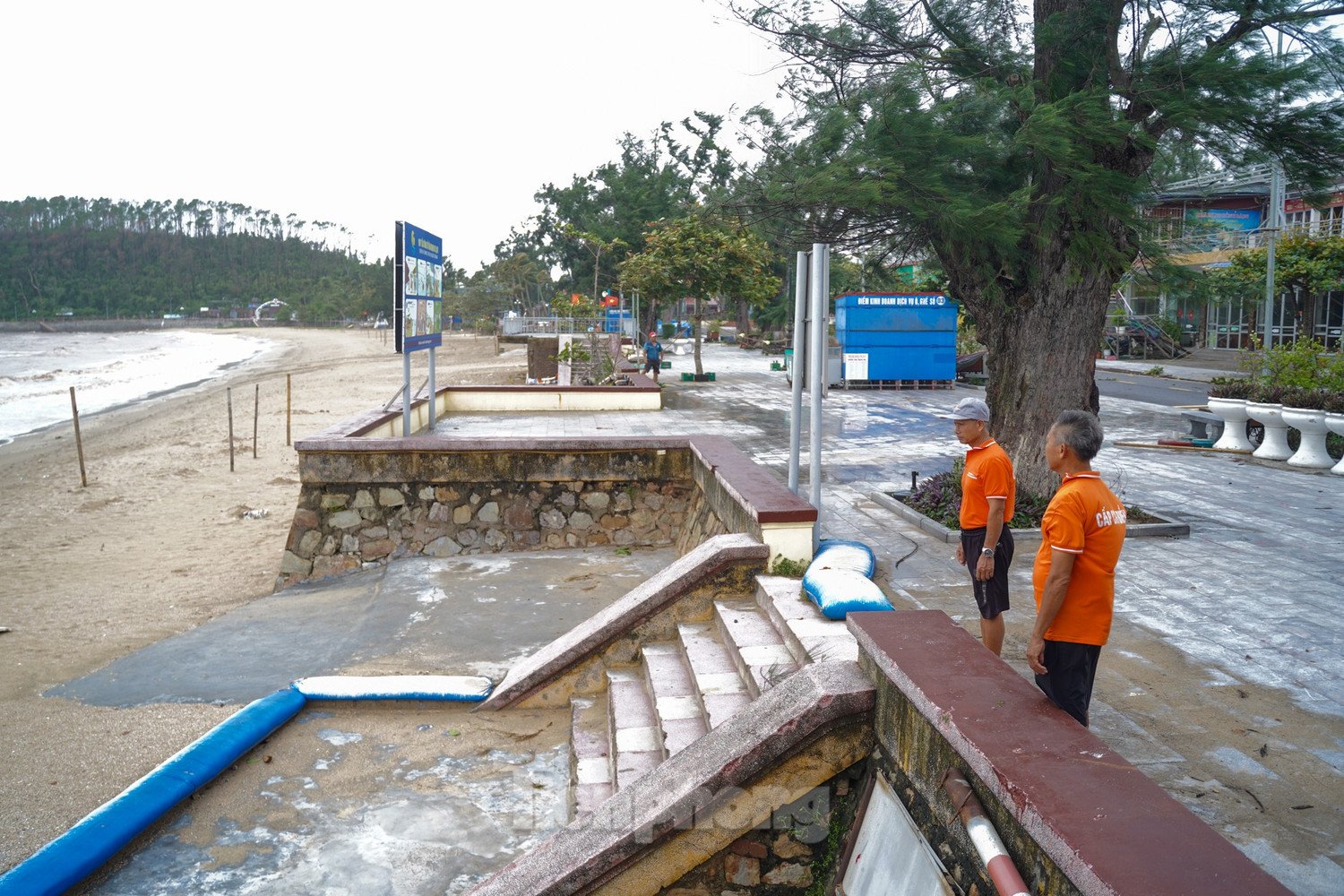 Phớt lờ cảnh báo, nhiều người về biển Đồ Sơn check-in đón bão - 17