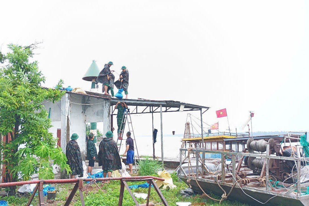 Lực lượng Biên phòng giúp đỡ người dân phòng chống bão số 3.