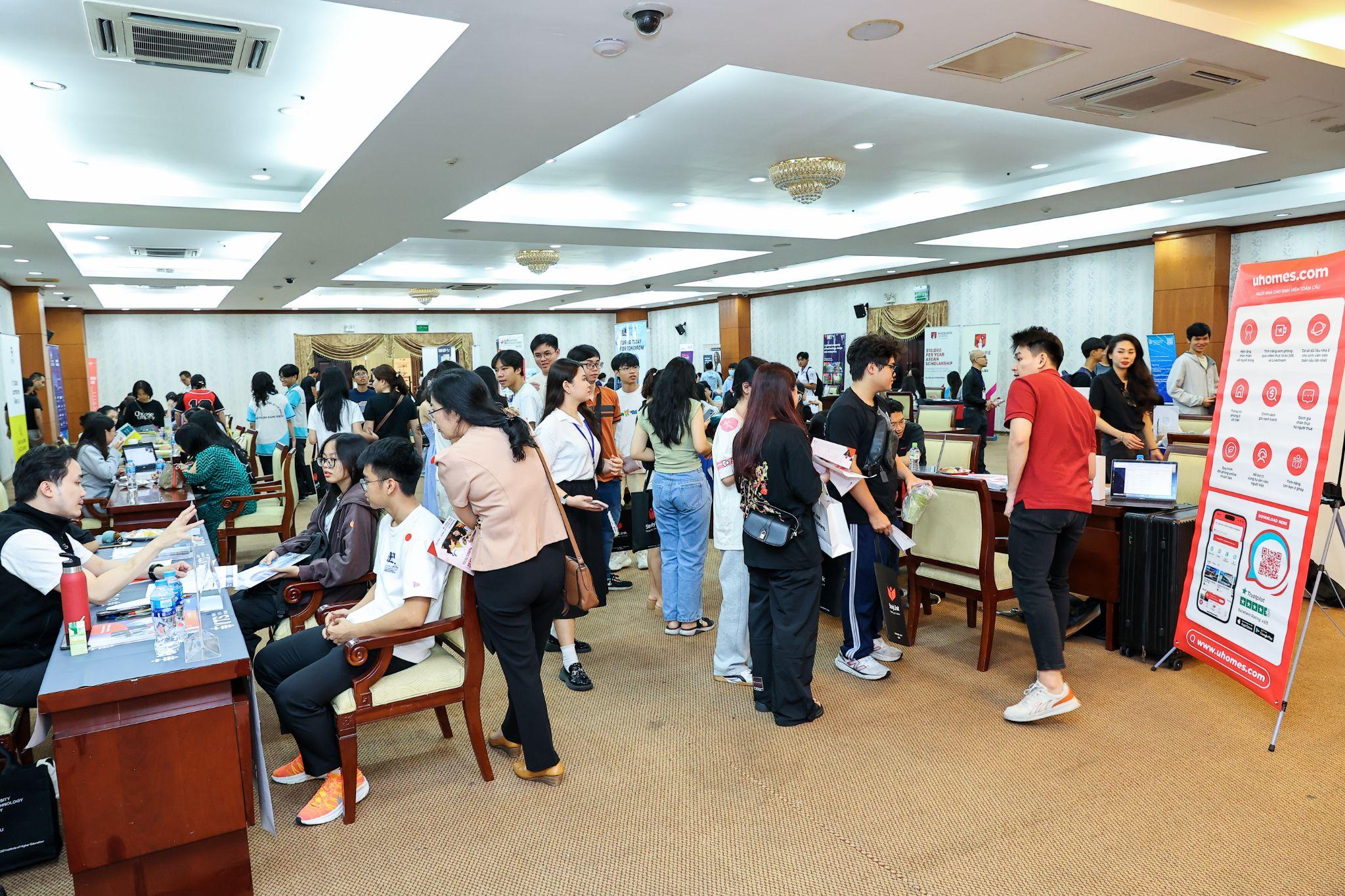 Phụ huynh, học sinh hào hứng tìm hiểu lộ trình du học tại triển lãm của StudyLink. Ảnh StudyLink