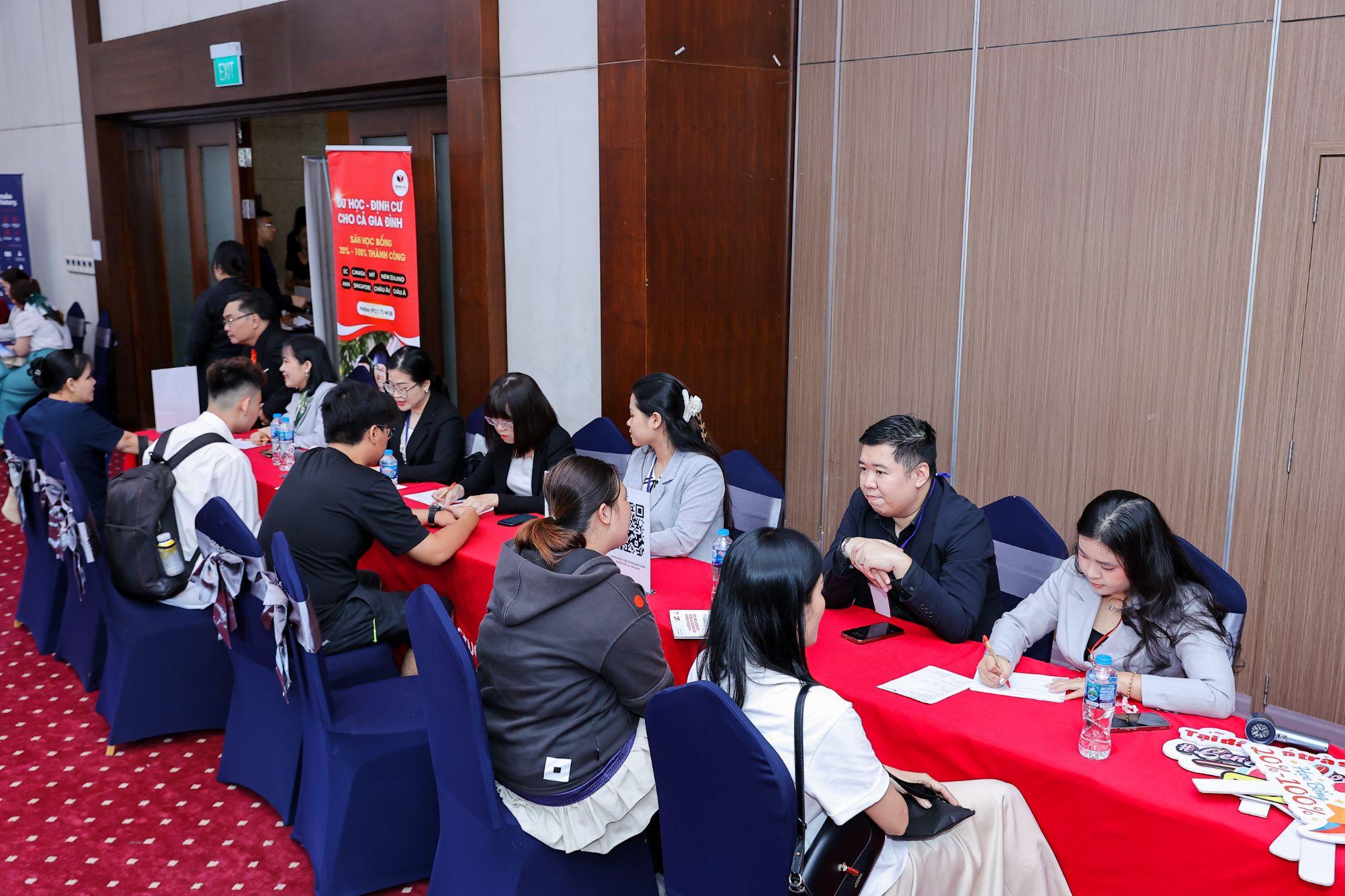 Học sinh nhận tư vấn du học trực tiếp tại quầy StudyLink. Ảnh StudyLink