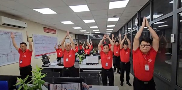 Nhân viên Phòng Kinh doanh tham gia cuộc thi “Mạnh thể chất, vững tinh thần”.