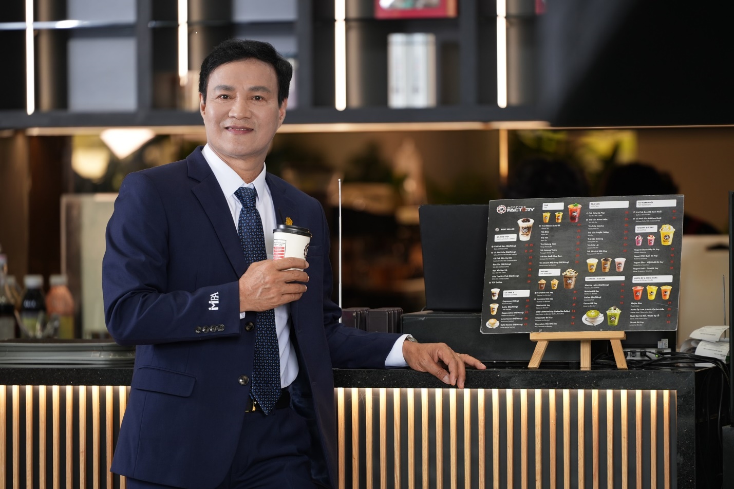 Sự kiên trì, bền bỉ đã giúp anh Phạm Văn Tám đạt được những thành tựu nổi bật trong sự nghiệp tư vấn bảo hiểm sau hơn 20 năm làm nghề. Ảnh: NVCC