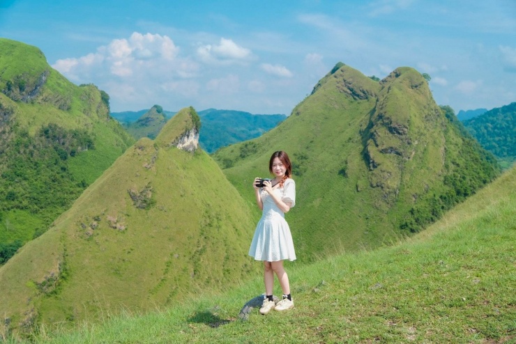 Nhiều phượt thủ từng cắm trại qua đêm tại đồi cho biết, nếu chọn đúng ngày thời tiết quang mây, du khách sẽ có cơ hội ngắm bình minh rực rỡ, biển mây bồng bềnh vào sớm tinh mơ, một trải nghiệm "hiếm có khó tìm" giữa vùng núi Đông Bắc. Ảnh Ba Đứa Mình