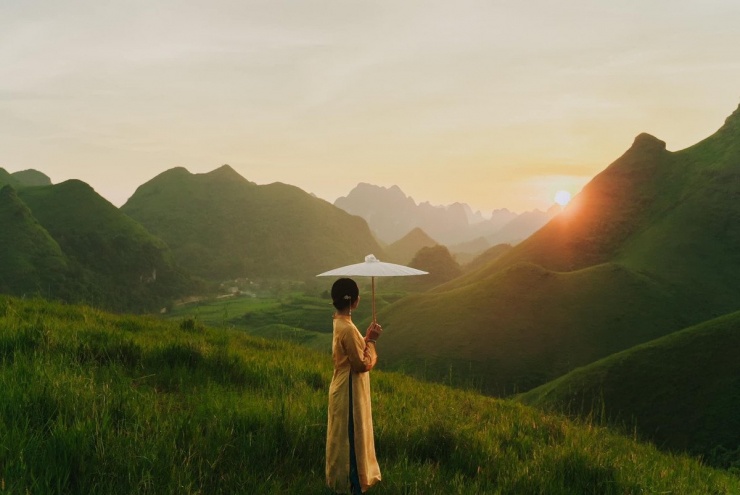 Sau hành trình khám phá thiên nhiên, đừng quên thưởng thức ẩm thực đặc trưng của vùng đất Cao Bằng. Nơi đây nổi tiếng với nhiều món ngon mang đậm hương vị núi rừng như phở chua độc đáo, bánh cuốn trứng chan nước xương, trám đen dẻo bùi, lợn đen Hạ Lang, cốm Nà Pò dẻo thơm hay vịt cỏ Trùng Khánh nướng than hồng – những đặc sản không chỉ làm ấm bụng mà còn để lại dư vị khó quên trong lòng du khách phương xa. Ảnh Hoang Kieu Khanh
