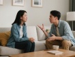 Chơi oẳn tù tì bị gõ đầu, người chồng tức giận gọi cảnh sát tới 12 lần