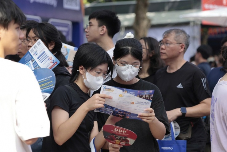 Thí sinh tìm hiểu thông tin đăng kí nguyện vọng.