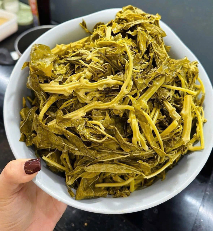 Rau sắn muối chua là món ăn thường thấy ở một số tỉnh vùng núi phía Bắc nhưng nổi tiếng nhất là ở Phú Thọ, được bà con xem như đặc sản bình dân. Ảnh: Thu Trang
