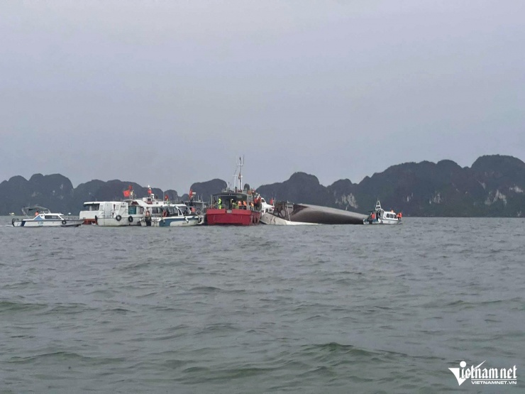 Hiện trường vụ lật tàu ở Quảng Ninh. Ảnh: Phạm Công.