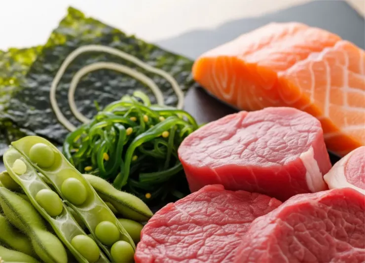 Bổ sung cá béo, rong biển, đậu nành, thịt nạc,... vào chế độ ăn uống hàng ngày có thể loại bỏ mỡ thừa và cải thiện sức khỏe tổng thể.