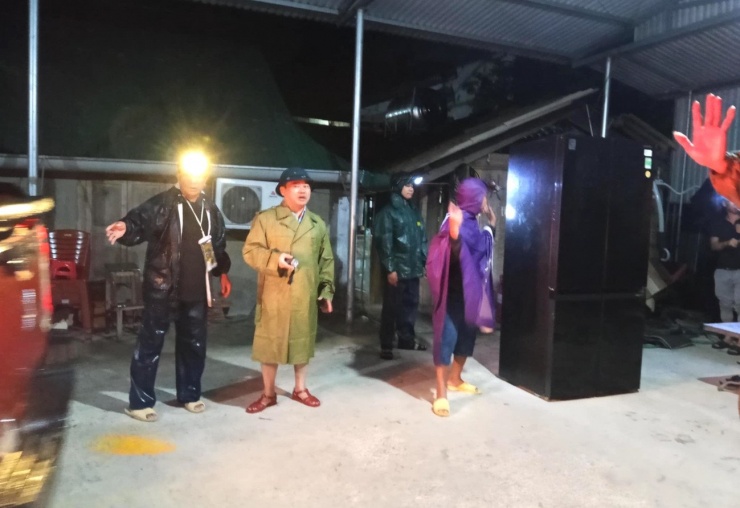 Người dân chờ vớt tài sản bị nước lũ cuốn trôi trong đêm - 1