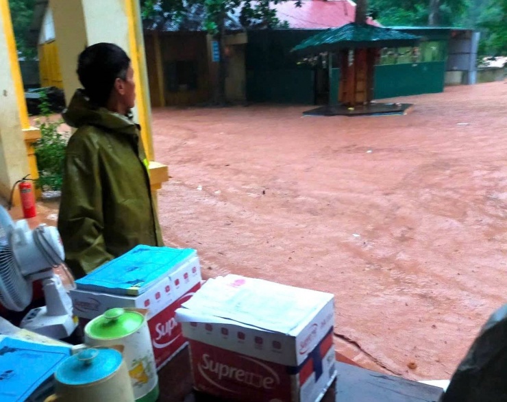 Người dân chờ vớt tài sản bị nước lũ cuốn trôi trong đêm - 11