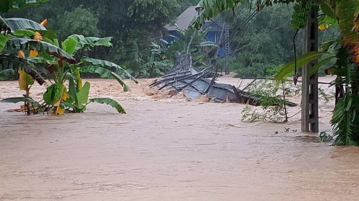 Người dân chờ vớt tài sản bị nước lũ cuốn trôi trong đêm - 14