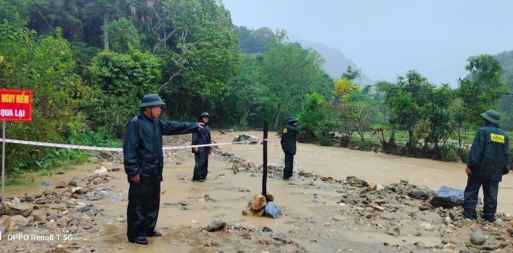 Người dân chờ vớt tài sản bị nước lũ cuốn trôi trong đêm - 13