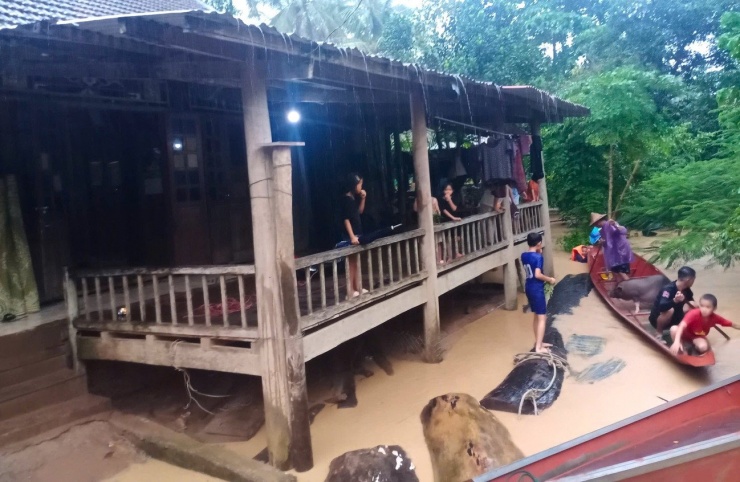 Người dân chờ vớt tài sản bị nước lũ cuốn trôi trong đêm - 17