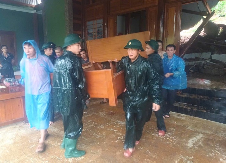 Người dân chờ vớt tài sản bị nước lũ cuốn trôi trong đêm - 16