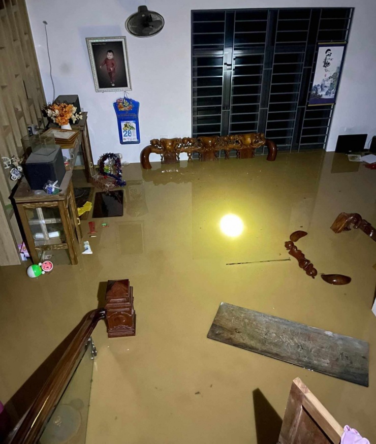 Người dân Nghệ An trắng đêm chạy lũ - 2