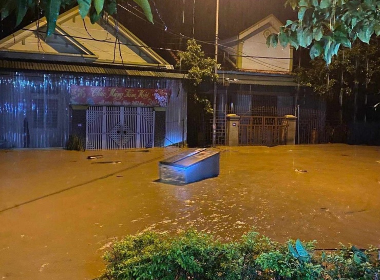 Người dân Nghệ An trắng đêm chạy lũ - 6
