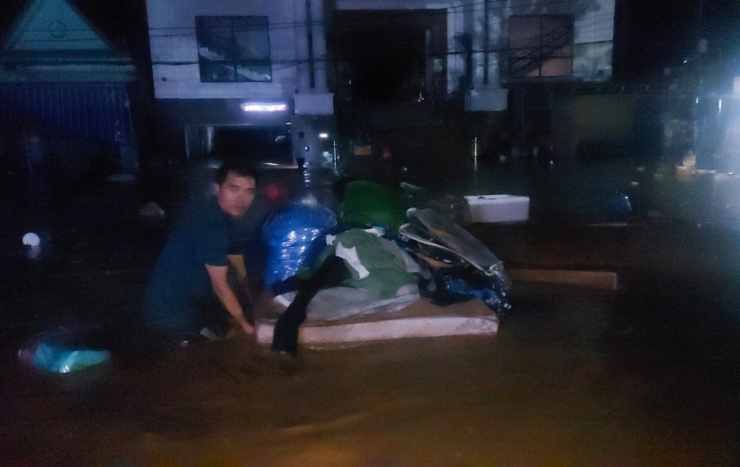 Người dân Nghệ An trắng đêm chạy lũ - 5