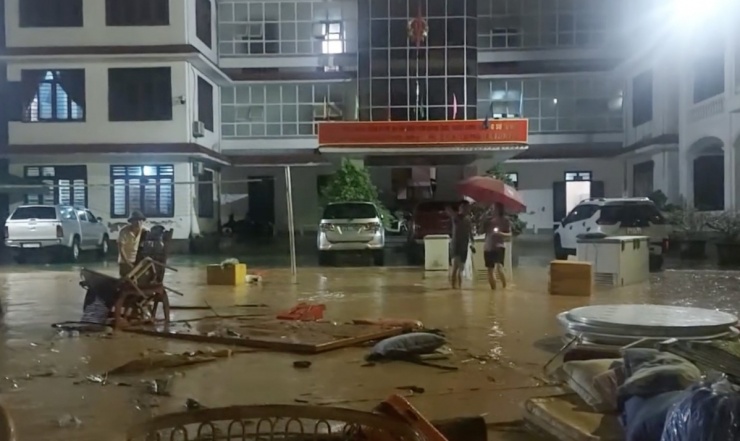 Người dân Nghệ An trắng đêm chạy lũ - 8