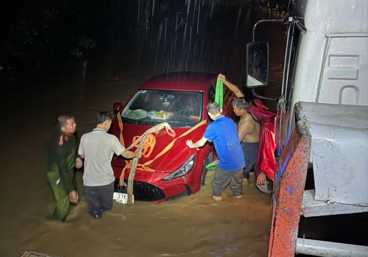 Người dân Nghệ An trắng đêm chạy lũ - 7