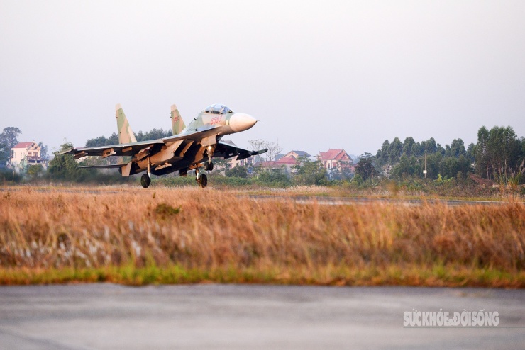 Su-30MK2 – loại tiêm kích đa năng được mệnh danh là "hổ mang chúa".