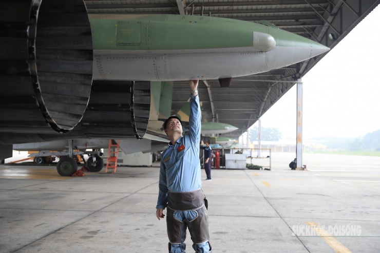 Phi công sẽ kiểm tra máy bay lần cuối trước khi lên buồng lái.