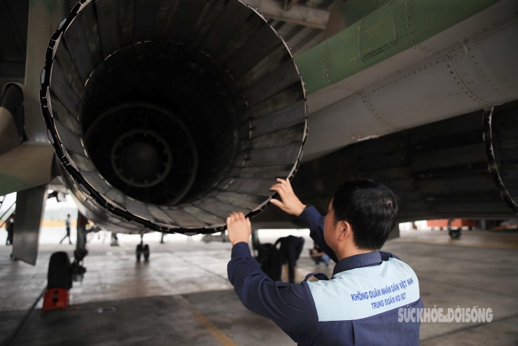 Những người &#39;bắt mạch&#39; cho ‘hổ mang chúa’ Su-30MK2 - 9
