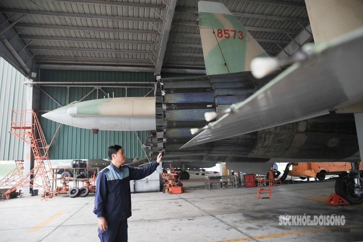 Những người &#39;bắt mạch&#39; cho ‘hổ mang chúa’ Su-30MK2 - 10