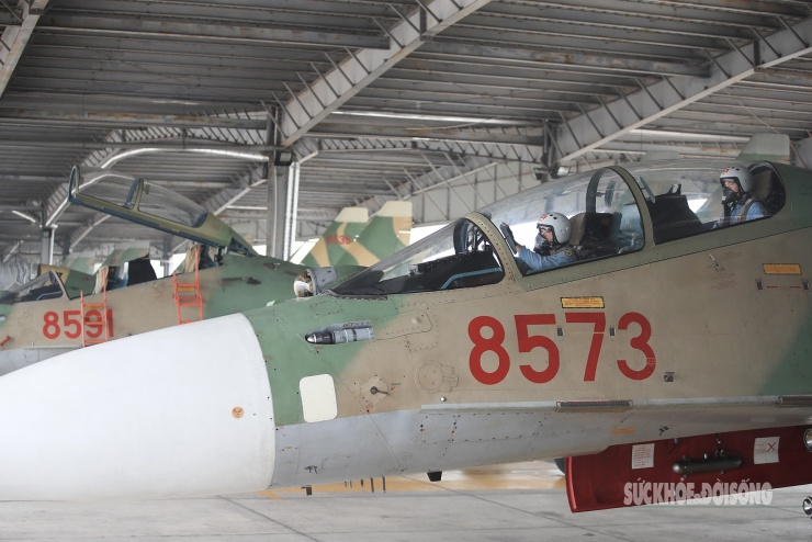 Phi công điều khiển tiêm kích Su30-MK2 kiểm tra buồng lái trước chuyến bay.