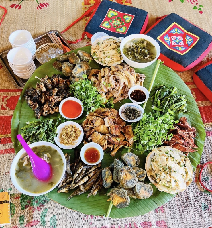 Người dân Tây Bắc thường sử dụng gia vị bản địa trong nấu nướng như mắc khén, hạt dổi,... và bày biện đồ ăn trên lá chuối, lá dong...
