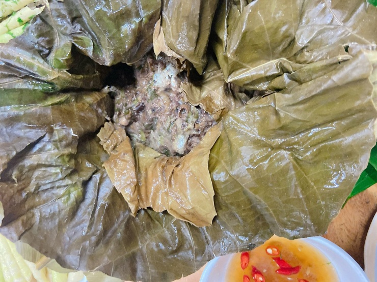 Moọc - món ăn chế biến từ cá suối và rau gia vị, gói trong lá ngõa (lá vả) rồi đem hấp lên