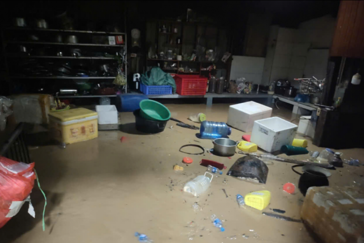 Ngôi nhà chị Quế bị nước lũ nhấn chìm