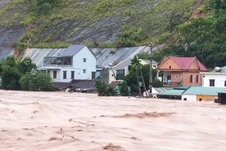 Nước lũ dâng cao ở miền núi Nghệ An