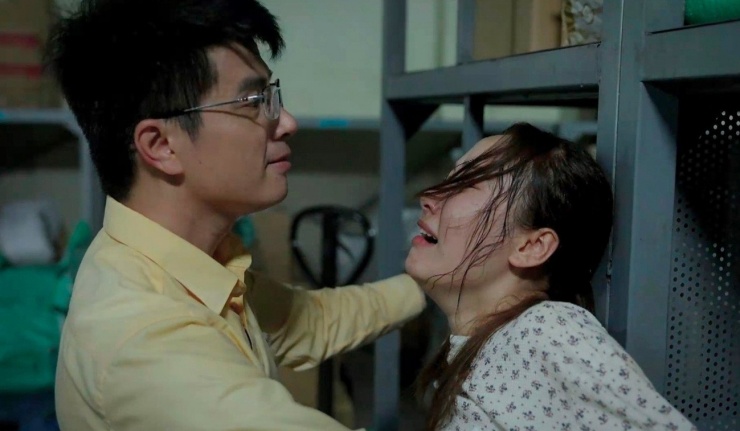 Đến công ty, cô còn bị sếp cưỡng hiếp bất thành. Vì vậy, lúc đầu khán giả rất thương cảm cho nhân vật này.