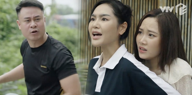 Thảo (áo trắng) bị chồng đánh đập phải trốn nhà ra đi.