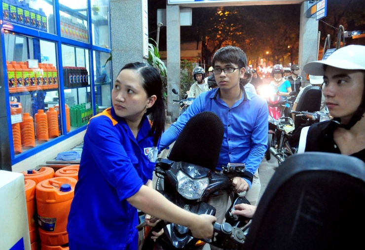 Giá xăng có thể tiếp tục giảm vào ngày mai. Ảnh: Nam Khánh