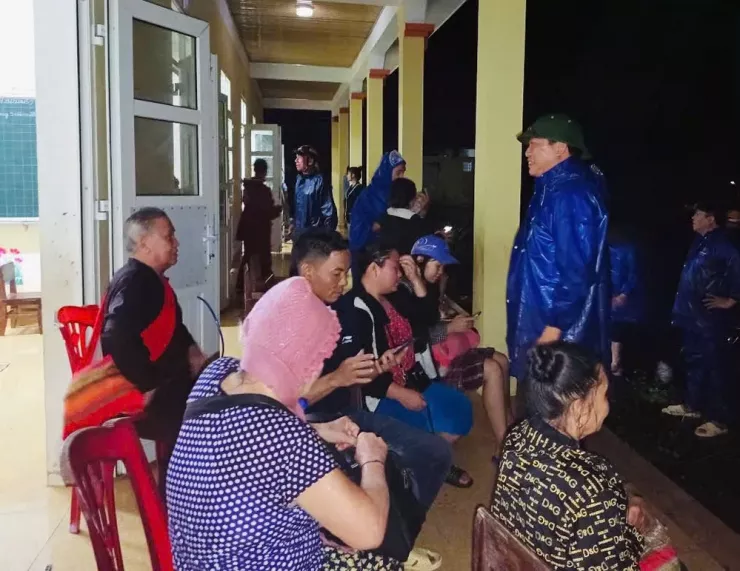 Người dân ở Bản Vẽ, xã Yên Na (Nghệ An) được sơ tán lên ở trong trường học.