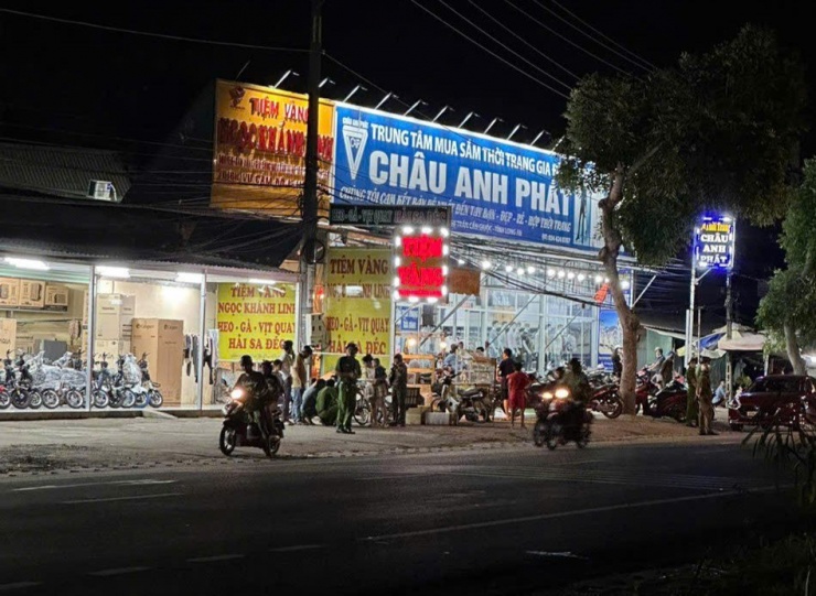 Công an có mặt tại tiệm vàng sau vụ cướp. Ảnh: CTV