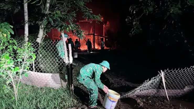 Lực lượng chức năng tham gia dập lửa.