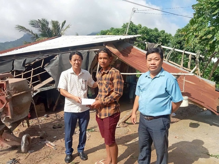 Lãnh đạo UBND xã Ba Chúc thăm hỏi, hỗ trợ người dân bị thiệt hại.