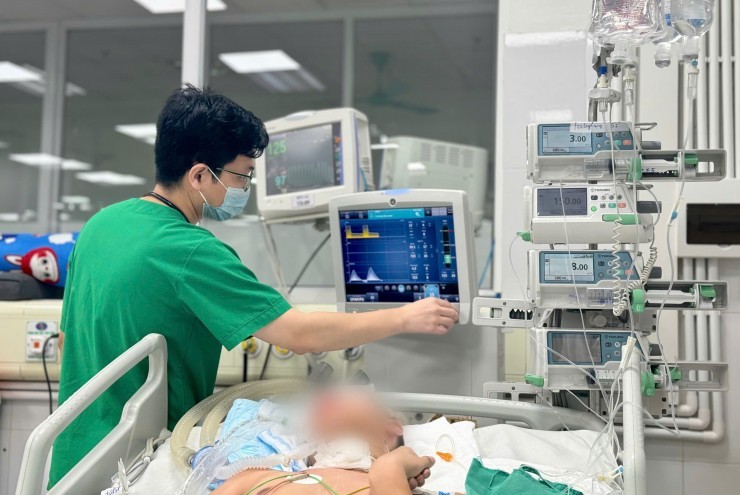 Nam sinh 17 tuổi ở Hà Nội nguy kịch sau cơn sốt cao liên tục