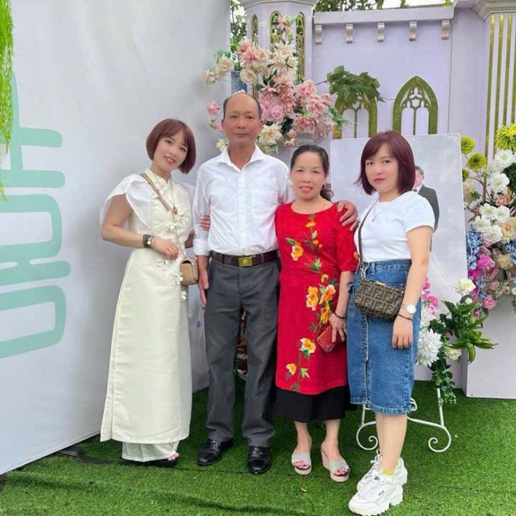 Chị Mai (ngoài cùng bên trái) bên bố mẹ và chị gái&nbsp;