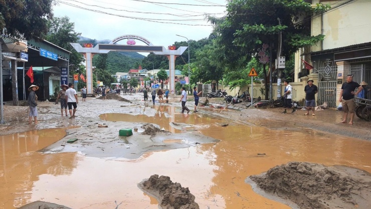 Đến trưa 23/7, nước lũ ở xã Mường Xén đã rút, để lại cảnh tan hoang, đất cát, rác bủa vây khắp các con đường, nhà dân.