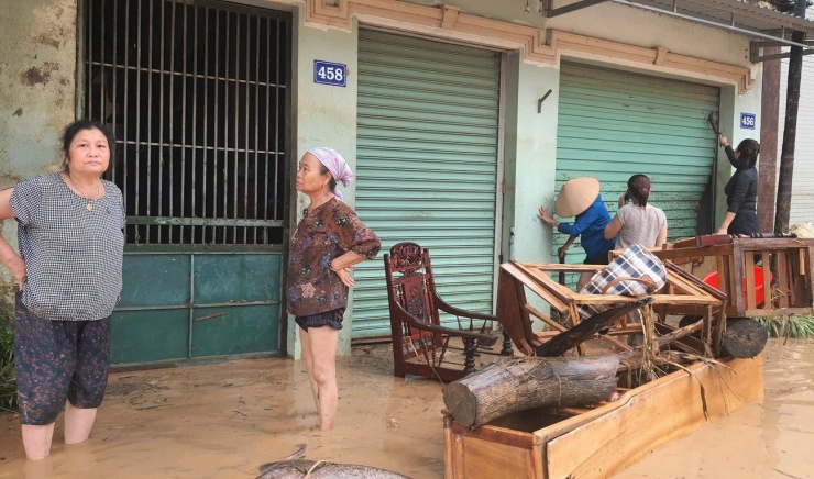 Trước đó, từ chiều tối 22/7, nước lũ dâng cao khiến người dân phải rời nhà đến nơi cao ráo để tránh trú lũ. Trưa 23/7, khi nước lũ rút, người dân bắt đầu trở về. Tuy nhiên, ai cũng thất thần, buồn bã vì nhiều tài sản bên trong đã bị nước nhấn chìm, hư hỏng.