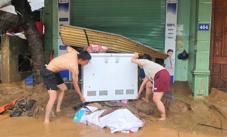 Nhiều thiết bị điện tử, tài sản người dân bị hư hỏng do ngâm trong lũ không kịp di dời.