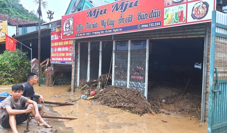 Nhiều người dân thất thần khi chứng kiến cảnh bùn đất, rác ngập ngụa trong quán, nhà.