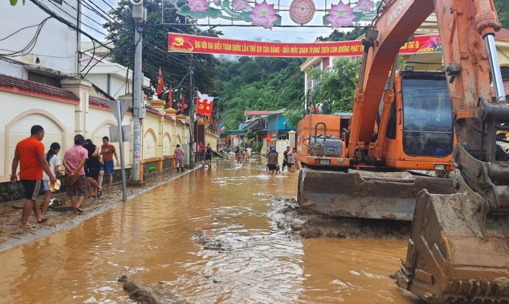 Nhiều máy múc được huy động để dọn bùn đất trên đường, đảm bảo giao thông sau khi lũ rút.