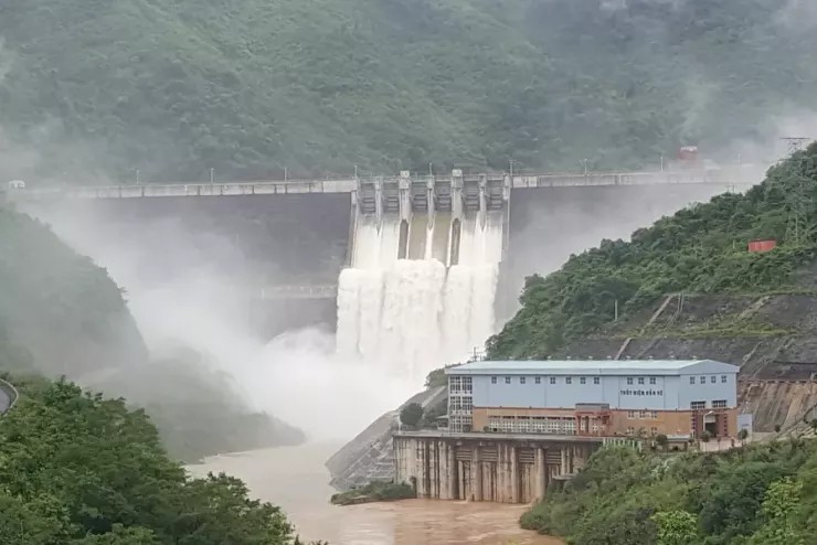 Tại thời điểm xuất hiện đỉnh lũ, hồ thủy điện Bản Vẽ đã xả nước qua công trình là 3.285 m3/s, cắt giảm đến 74% lưu lượng đỉnh lũ. Ảnh: ĐẮC LAM