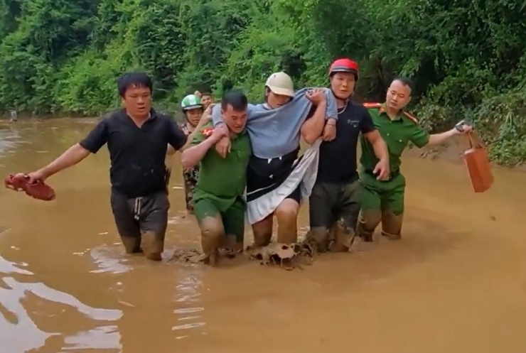 Công an xã Hữu Kiệm vượt lũ, lội bùn đưa sản phụ đi sinh con.